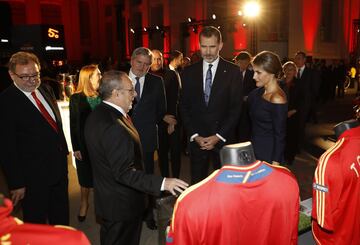 Sus Majestades los Reyes disfrutan de la exposición habilitada para la Gala. 