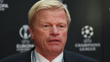 Is that a hidden look of satisfaction? An attempt to maintain indifference? The German soccer executive doesn't seem worried to take on Barcelona.