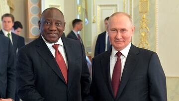 FILE PHOTO: Russian President Vladimir Putin shakes hands with South African President Cyril Ramaphosa after a meeting with delegation of African leaders to discuss their proposal for peace talks between Russia and Ukraine, in Saint Petersburg, Russia June 17, 2023. Yevgeny Biyatov/Host photo agency RIA Novosti via REUTERS ATTENTION EDITORS - THIS IMAGE WAS PROVIDED BY A THIRD PARTY. MANDATORY CREDIT./File Photo