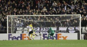 Santi Mina marca el 3-0.