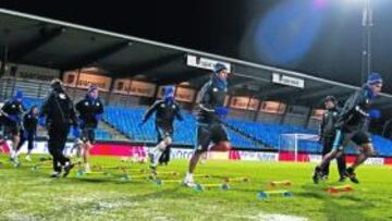 <b>NIEVE SÓLO EN LOS LATERALES. </b>El Deportivo se ejercitó ayer por la tarde en el Energi Nord Arena. Los jugadores se sorprendieron por el buen estado del césped, pese a las nevadas.