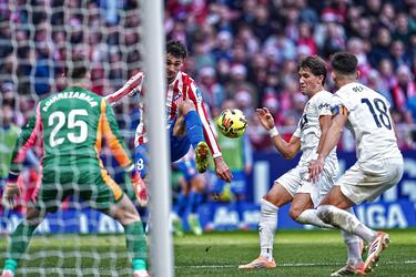 El lateral colchonero hizo una asistencia estratosférica a Griezmann, que el jugador francés culminó con un gran gol. Pubill está tirando la puerta de la titularidad del Metropolitano.