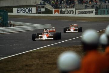 En su primer año en McLaren, Senna llegó a la penúltima cita de Japón con bola de título frente a Prost y no la desaprovechó, aunque para ello tuvo que salvar lo que pudo haber sido un disgusto definitivo. Como era habitual aquel año, el brasileño partía en la pole por delante del francés y el coche se le caló en la salida... Fue capaz de arrancarlo aprovechando la cuesta de la recta de Suzuka y pudo remontar desde mitad de la parrilla hasta la victoria, con un adelantamiento colosal por el título a su compañero a mitad de carrera. Ayrton entraba en el Olimpo de la F1.