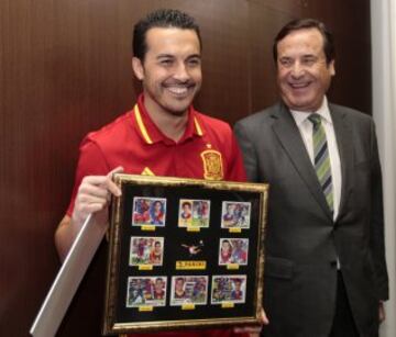 Pedro con algunos cromos de esta nueva colección.