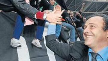 <b>EN CAMPAÑA. </b>Platini, ayer en el estadio Olímpico de Turín, hizo campaña para la presidencia UEFA.