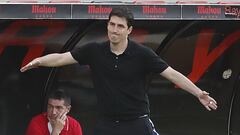 Iraola, gesticulando durante el partido de ida en Vallecas.