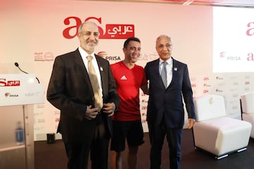 Xavi Hernández visitó la presentación de AS Arabia. Posa con Abdul Latif Bin Abdullah Al Mahmoud (CEO de Dar Al Sharq) y Walid Al Saadi (Consejero de PRISA).

