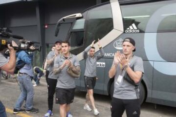 Recibimiento a los jugadores del Celta de Vigo a su llegada a Balaídos 