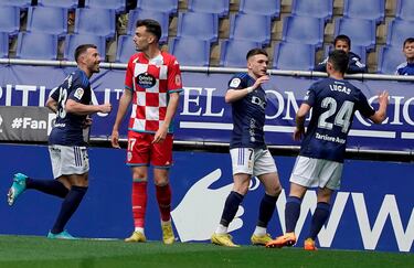 El lateral oviedista está siendo uno de los destacados y además de su buen trabajo defensivo, aporta en ataque. En la imagen, celebra el primer tanto carbayón con Viti (dorsal 7).