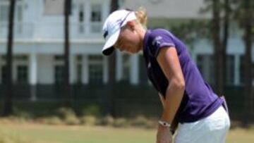 Stacy Lewis golpea la bola en el s&eacute;ptimo hoyo.