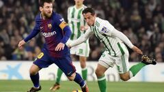 Lionel Messi disputando un bal&oacute;n con Andr&eacute;s Guardado en un encuentro de Liga Espa&ntilde;ola