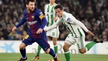 Lionel Messi disputando un balón con Andrés Guardado en un encuentro de Liga Española