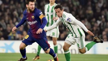 Lionel Messi disputando un bal&oacute;n con Andr&eacute;s Guardado en un encuentro de Liga Espa&ntilde;ola