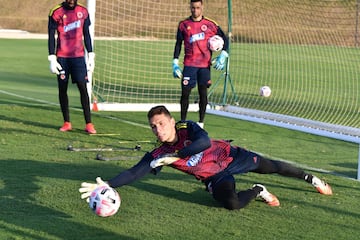 La Selección Colombia continúa trabajando en la sede de la Federación Colombiana de Fútbol en Barranquilla bajo el mando del técnico Reinaldo Rueda. Tras la atención a la prensa, el grupo conformado por jugadores del FPC hizo trabajo en espacio reducido, fútbol y trabajo de arqueros.