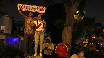 AME3050. LIMA (PERÚ), 28/05/2022.- Aficionados se concentran para animar a la selección peruana de fútbol frente al hotel de concentración, hoy, en Lima (Perú). La selección de Perú viaja este sábado a España para disputar un último amistoso ante Nueva Zelanda, antes del partido de la repesca al mundial Catar 2022 con Australia o Emiratos Árabes. EFE/ Paolo Aguilar
