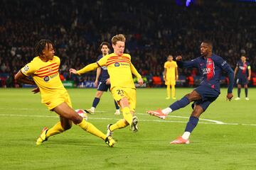 1-1. Dembélé recorte a Frenkie de Jong dentro del área y suleta un latigazo con la pierna izquierda para batir a Marc-André Ter Stegen.