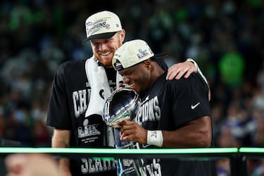 Kenneth Walker III, celebra junto a su compañero, el QB Sam Darnold, el premio al mejor jugador de la final.