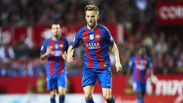 Rakitic en un duelo ante el Sevilla.