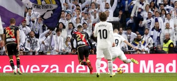 El jugador del Real Madrid Benzema marca el 1-0.