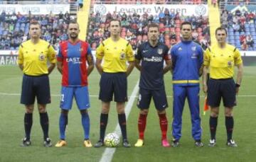 El árbitro José Luis González González acompañado de los asistentes José María Sánchez Santos y Luis F. Marco Martínez, el cuarto árbitro José Joaquín Gallego Gambín y los capitanes Juanfran y Gabi.