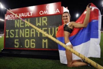 Una de las atletas m¨¢s famosas de todos los tiempos, Yelena Isinbayeva, logr¨® hacerse con el r¨¦cord mundial en salto con p¨¦rtiga en el a?o 2009. Su cifra, imbatible hasta ahora, alcanz¨® los 5,06 metros.