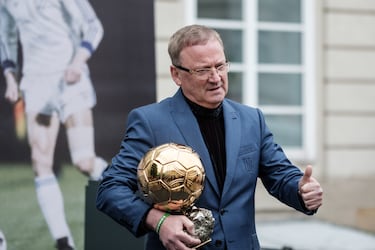 Después de ganar con el Dinamo de Kiev la liga de la Unión Soviética y la Recopa de Europa, siendo el máximo goleador, el delantero ucraniano recibió el Balón de Oro en 1986. 