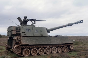 Es un sistema de artiller¨ªa autopropulsado de origen estadounidense, utilizado para brindar apoyo de fuego a brigadas pesadas. Cuenta con un calibre de 155 mm y un tubo de 6,045 metros, permiti¨¦ndole alcanzar objetivos hasta 30 km de distancia. Su cadencia m¨¢xima de disparo es de 6 disparos por minuto y emplea municiones rompedoras, fum¨ªgenas e iluminantes. Este veh¨ªculo pesa 24,5 toneladas, tiene una velocidad m¨¢xima de 56 km/h y una autonom¨ªa de 345 km. Su operaci¨®n requiere una dotaci¨®n de 6 sirvientes de pieza, encargados de garantizar su efectividad en combate.