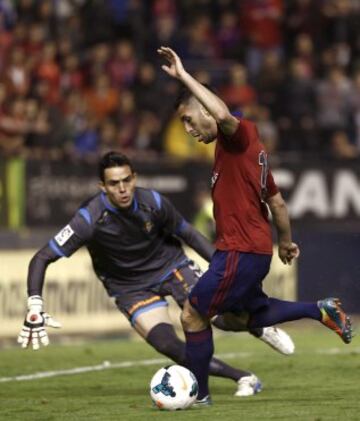 El jugador de Osasuna Cejudo trata de superar la salida de Jaime, del Real Valladolid, durante el partido de Liga en Primera División disputado esta noche en el estadio de El Sadar, en Pamplona.