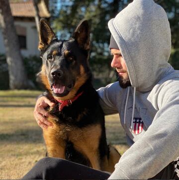 Nacho Fernández disfruta de su perro.