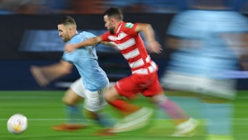 Javi Gal&aacute;n se deshace de Quini durante el partido disputado contra el Granada en Bala&iacute;dos.