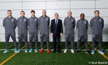 El presidente del Real Madrid, Florentino Pérez, posa junto al staff técnico de Zidane. 