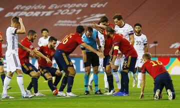 Sergio Ramos con el árbitro sueco Andreas Ekberg.