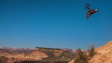 Brandon Semenuk volando alto en el Red Bull Rampage 2018, el evento m&aacute;s espectacular de MTB Freeride.