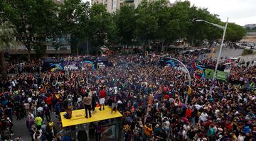 El recorrido de la rúa comenzó a las 18:00 en el Spotify Camp Nou. Desde ahí salieron los autobuses del equipo masculino y el femenino para celebrar juntos sus respectivos títulos ligueros.