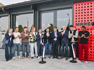 04-03-26. IRARRAGORRI, RODEADO DE DIRIGENTES Y JUGADORES DEL SPORTING, EN LA INAUGURACIÓN DEL NUEVO MAREO SPORTS BAR.