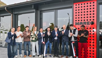 04-03-26. IRARRAGORRI, RODEADO DE DIRIGENTES Y JUGADORES DEL SPORTING, EN LA INAUGURACIÓN DEL NUEVO MAREO SPORTS BAR.
