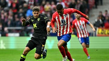 Alejandro Pozo persigue al jugador del Atlético Lino