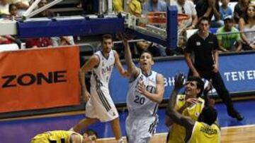 <b>EL HÉROE. </b>Carroll anotó 26 puntos (6 triples) y resultó vital en la reacción del Madrid. Aquí supera a Richotti, al que se parece físicamente.