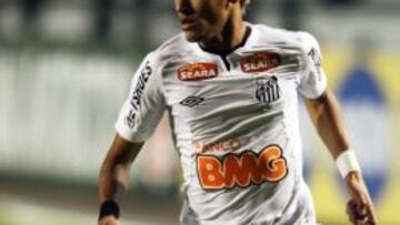 Santos striker Neymar runs with the ball during their Brazilian championship soccer match against Atletico de Goias in Sao Paulo November 17, 2011. REUTERS/Paulo Whitaker (BRAZIL - Tags: SPORT SOCCER)