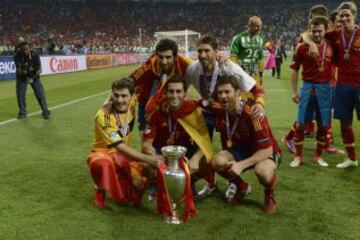 Xabi Alonso posa con Casillas, Arbeloa, Ramos, Albiol y Casillas tras ganar 4-0 a Italia la Eurocopa de 2012.