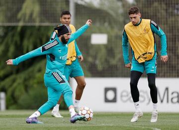 Benzema, junto a Valverde, durante el entrenamiento del Madrid.