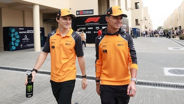Lando Norris y Oscar Piastri pasean por el paddock del GP de Abu Dhabi.