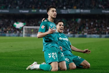 SEVILLA, 16/02/2025.- El centrocampista del Betis Marc Roca (i) celebra con Marc Bartra su segundo gol, tercero del equipo andaluz, durante el partido de la jornada 24 de LaLiga que Real Betis y Real Sociedad disputan hoy domingo en el estadio Benito Villamarín. EFE/ Julio Munoz
