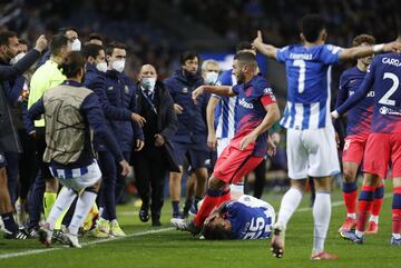 El árbitro Clement Turpin expulsó a Yannick Carrasco tras un incidente con Otavio. En la imagen, Koke.