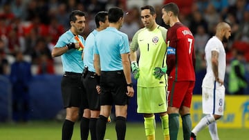 Claudio Bravo y Cristiano Ronaldo, capitanes de Chile y Portugal en la Copa Confederaciones de 2017.