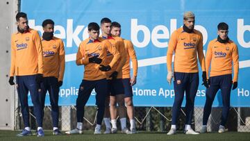 Los jugadores del Barcelona, durante el entrenamiento de ayer.
