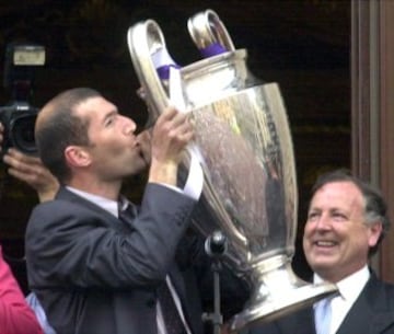 Según los expertos, gracias a él, el Real Madrid ganó su novena Liga de Campeones en el año 2002. En la final contra el Bayer Leverkusen (2-1 victoria en el Real Madrid), marcó una difícil volea por la escuadra, desde la frontal del área, con la pierna izquierda a pesar de ser diestro, a pase de Roberto Carlos.