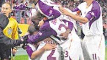 Bolaños, felicitado tras su gol.