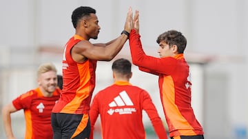 Loïc Williams y Gonzalo Villar, durante un entrenamiento.