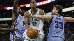 Rajon Rondo trata de anotar ante la defensa de Marc Gasol y Allen.